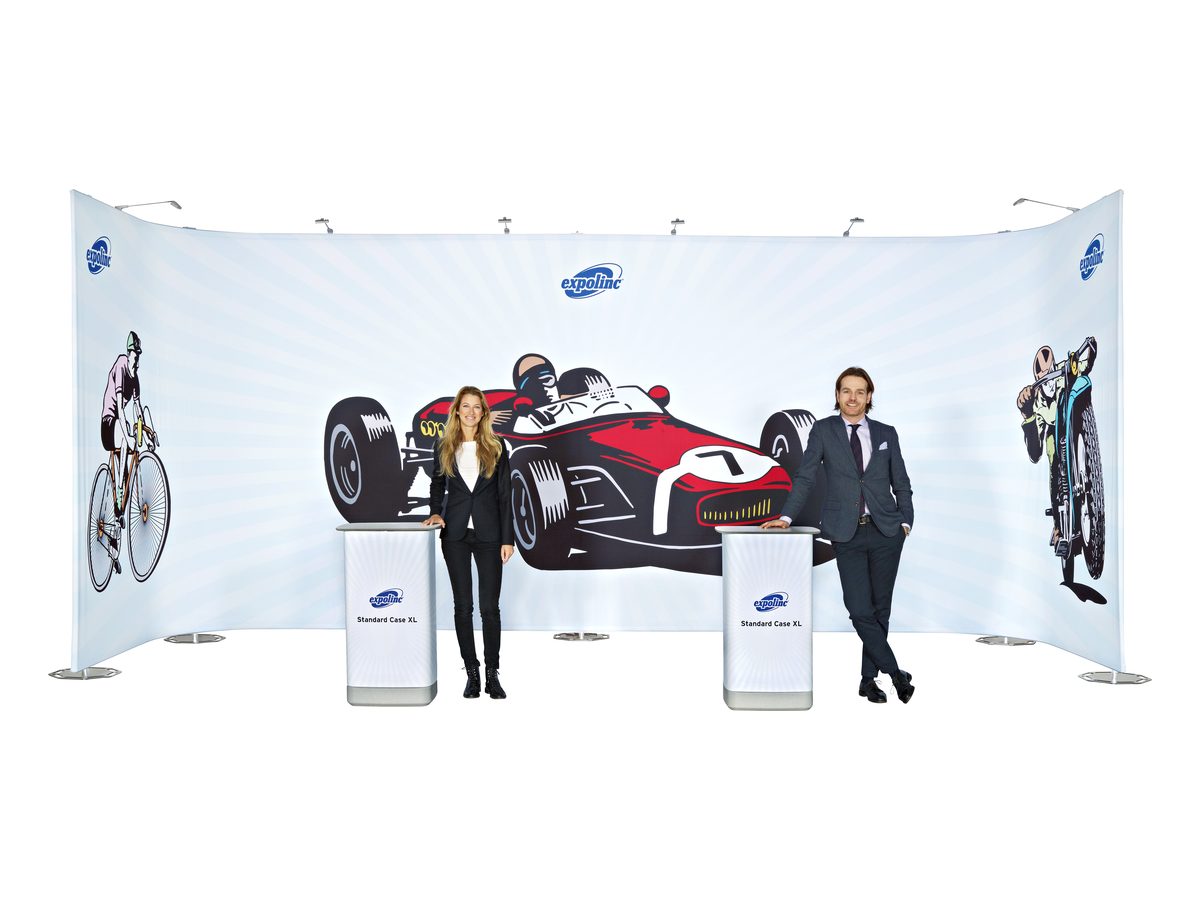 Stand aus drei gebogenen Stoffwänden in U-Form mit zwei Theken und zwei Personen